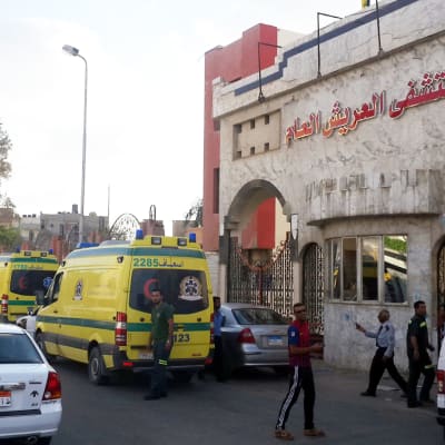 Ambuölansseja sairaalan edustalla Egyptissä.