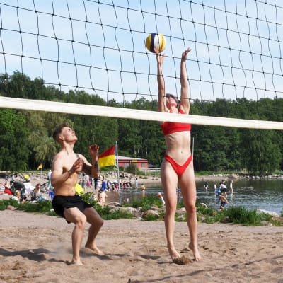 Beach volleyn pelaajia Helsingin Lauttasaaressa.