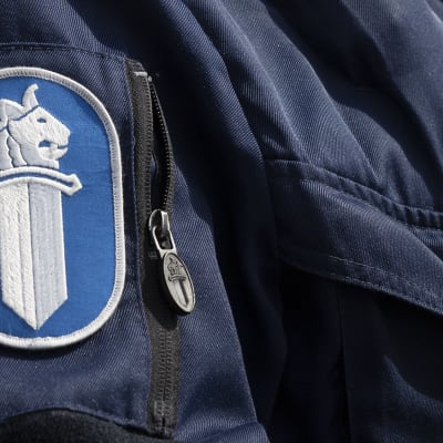Polisärm med polisens märke