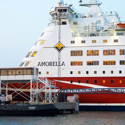 Viking Linen risteilyalus Amorella saapumassa Långnäsin satamaan.