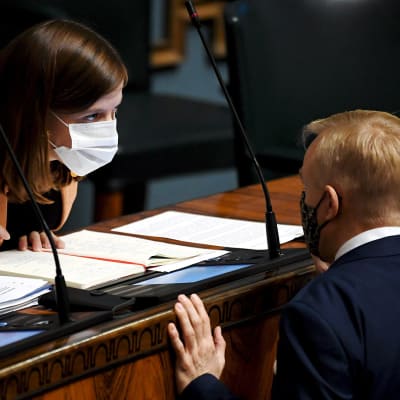 Opetusministeri Li Andersson ja kokoomuksen Timo Heinonen eduskunnan täysistunnossa Helsingissä 3. marraskuuta 2020.