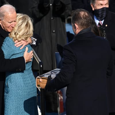Joe ja Jill Biden halaavat.