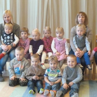 Lahden Kytölän päiväkodin 1-3 vuotiaat Pulmuset ryhmäkuvassa.
