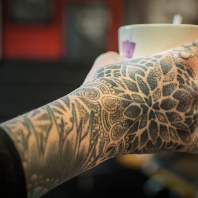 Mandala-tatuointi kädessä.