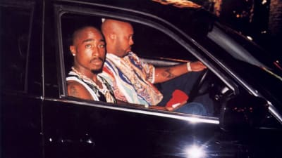 Tupac Shakur bredvid Suge Knight i BMW