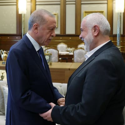 Turkin presidentti Recep Tayyip Erdogan tapasi Hamasin poliittisen johtajan Ismail Haniyehin kesällä 2023.