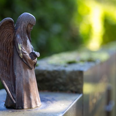 Hautakivi enkelit enkeliveistos veistos figuuri