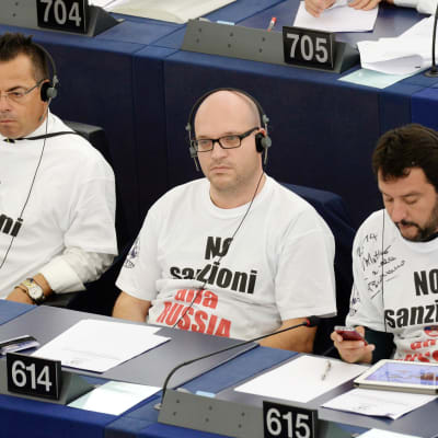 Italialaisen Lega-puolueen edustajat pitivät europarlamentissa paitaa, jossa oli teksti: "Ei pakotteita Venäjälle". 