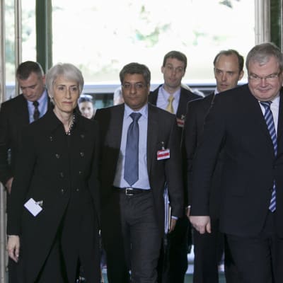 Wendy Sherman och fem män. (Wendy Sherman, U.S. Under Secretary of State for Political Affairs, arrived at the United Nations Office at Geneva on Wednesday, June 5, 2013 for talks on Syria.)
