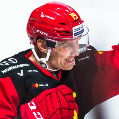 Veli-Matti Savinainen firar i Jokerit.