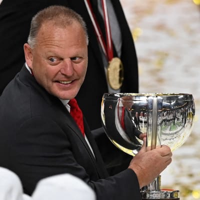 Kanadan päävalmentaja Gerard Gallant sai MM-pokaalin syliinsä.