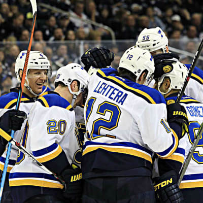 Jori Lehterä firar med St. Louis Blues.