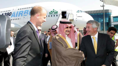 Prins Alwaleed bin Talal hör till världens rikaste män. Här har han nyss köpt Airbus "Flygande palats"  A380