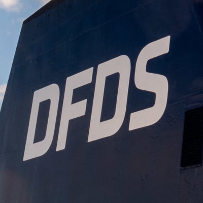 En skorsten på ett stort fartyg där det står DFDS.
