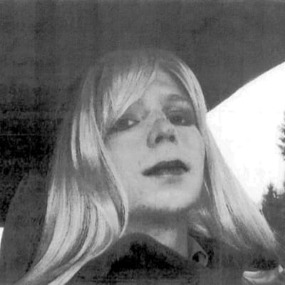 Bradley Manning i peruk, innan han byte sitt namn till Chelsea Manning.