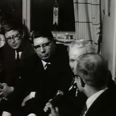 Haastateltavia eduskuntavaalien tulosillassa 1966