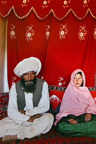 Ett fotografi på en 40-årig afghansk man och hans 11-åriga brud vann UNICEF:s Photo of the Year-tävling 2007.