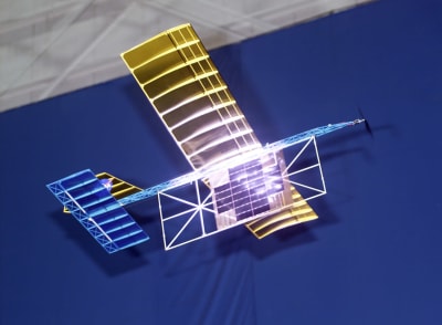 Modellflygplan med solpaneler.