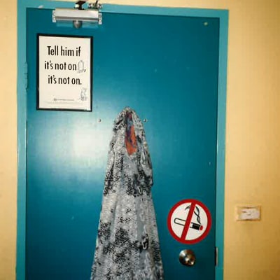 Hostellin ovi, jossa varoituskylttejä.