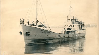 Sepiafärgad bild på skeppet MS Irma som försvann 1968. Folk på däcket på den 45 meter långa järnskepet.