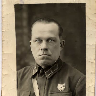 Sotilaspukuinen henkilö katsoo kameraan vanhassa passikuvassa.