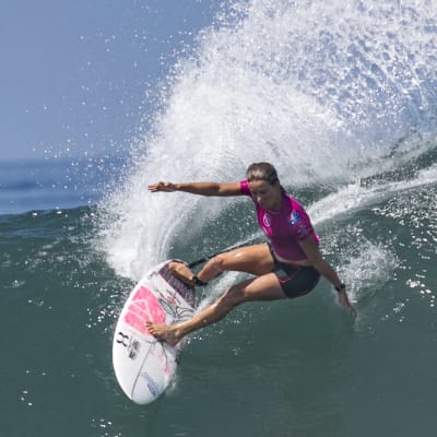 Sally Fitzgibbons surfar på en våg.