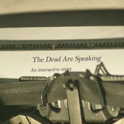 Kirjoituskone jossa näkyy teksti: The Dead Are Speaking. An interactive story.