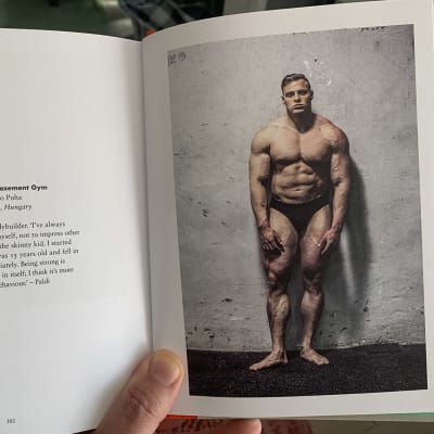 Valokuva kirjasta, jossa on Tero Puhan ottama valokuva Unkarissa asuvalta kehonrakentajasta.