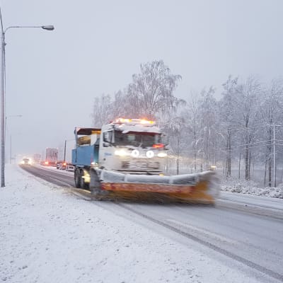 Aura-auto Ysitiellä lokakuun 26. päivän lumikaaoksessa.