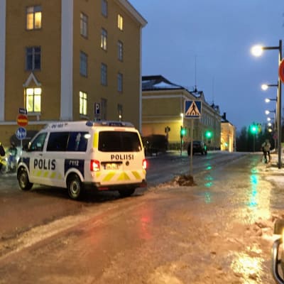Liukas ajokeli haittasi liikennettä Oulun keskustassa 19.11.2019.