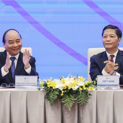 Vietnamin pääministeri Nguyen Xuan Phuc (vas.) ja kauppa- ja teollisuusministeri Tran Tuan Anh virtuaalisessa allekirjoitustilaisuudessa.