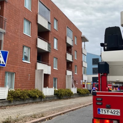 Oulussa Sellutiellä pelastuslaitos sammuttaa asuntopaloa
