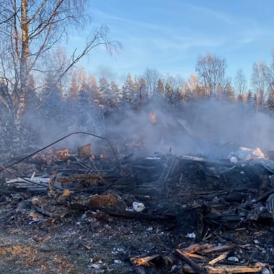  Palanut talo noin kolmenkymmenen kilometrin päässä Rautjärven kirkolta Rautjärvellä Torsantiellä. 