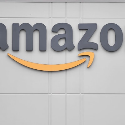 Amazonin logo jakelukeskuksen ulkoseinässä Yhdysvalloissa.