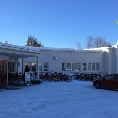 Karelia-ammattikorkeakoulun rakennus Joensuun Tikkamäellä.