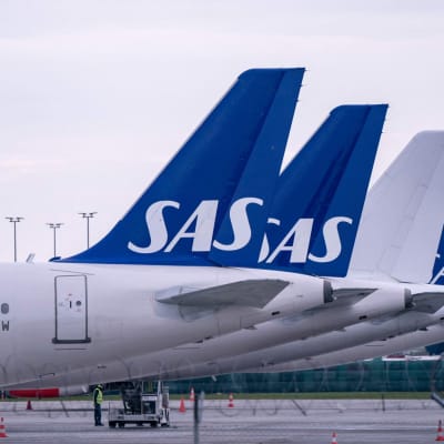 Flygbolaget SAS Airbus A320-flygplan parkerade på flygfältet i Köpenhamn. 