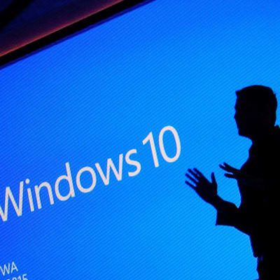 Windows 10 logo ja miehen silhuetti.