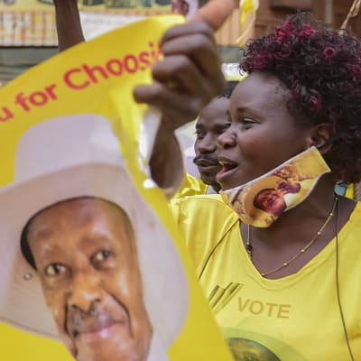 Ugandan istuvan presidentin Yoveri Musevenin kannattajat juhlivat tämän voittoa presidentinvaaleissa maan pääkaupungissa Kampalassa.