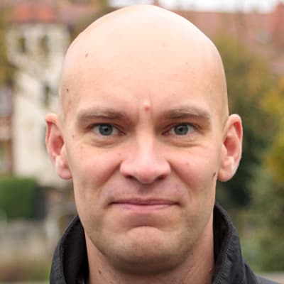 Profilbild på Johnny Sjöblom, korrespondent för svenska Yle i Tyskland