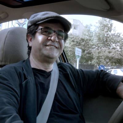 Guldbjörnvinnare i Berlin; Jafar Panahi som taxichaufför i sin egen film om Iran.
