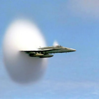 Ett FA18 Hornet går genom ljudvallen.