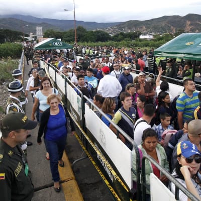 Venezuelaa piinaava pula ruuasta ja lääkkeistä pakottaa asukkaat ostoksille naapurimaahan Kolumbiaan.