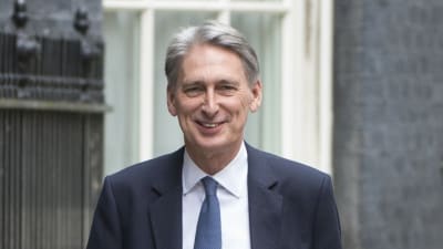Philip Hammond i blå slips och svart kostym anländer till 10 Downing Street för att utnämnas till finansminister av Theresa May.
