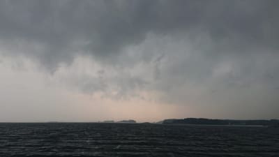 hav och himmel när ett stort åskmoln närmar sig.