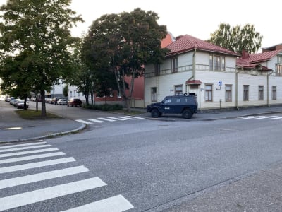 Polisens pansarfordon är parkerat i ett gatuhörn i Vasa.