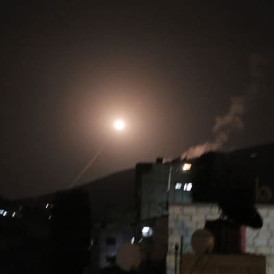 Syyrian armeijan ilmatorjunnan ohjus kuvattuna Damaskoksessa varhain lauantaiaamuna.
