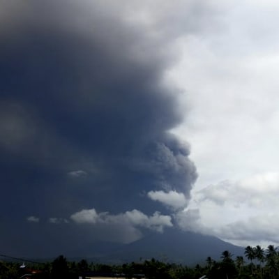 Vulkanen Soputan fick ett utbrott, tre dagar efter det förödande jordskalvet som drabbade Sulawesi 
