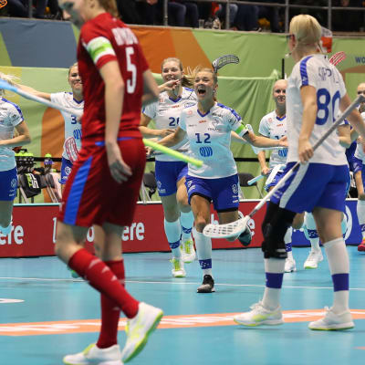 Finland firar mål mot Tjeckien.