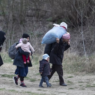 Pakolaisperhe pyrkimässä Kreikkaan Turkin Edirnen kaupungin lähellä maliskuussa 2020.
