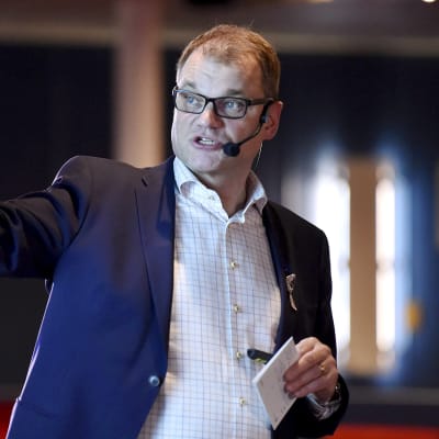 Pääministeri Juha Sipilä puhumassa Keskustan Helsingistä Tallinnaan ja takaisin suuntautuvalla presidentti- ja maakuntaristeilyllä 15. lokakuuta